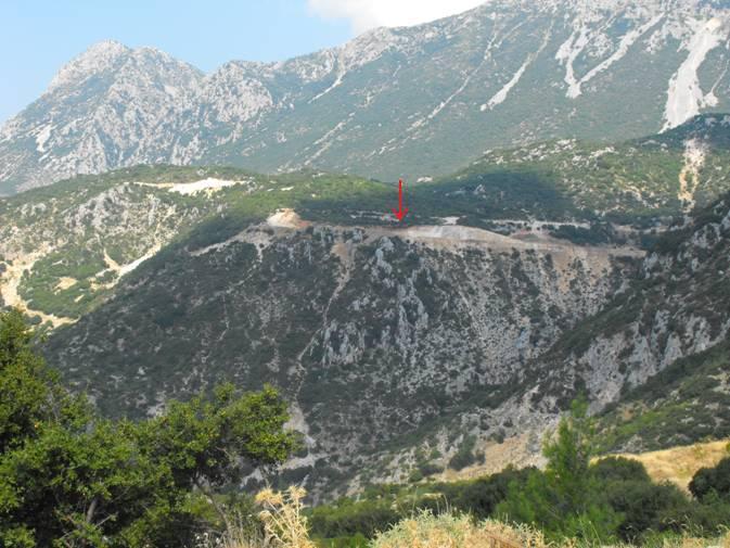 βρίσκεται στα βόρεια της θέσης, συσσωρεύτηκαν εκεί σταδιακά, γεμίζοντας μια καρστική