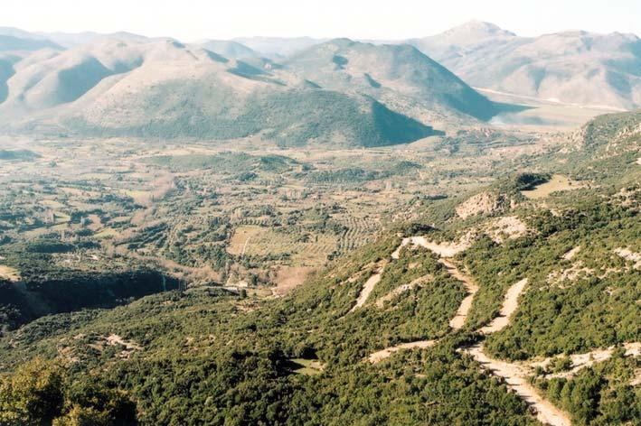 Η δημιουργία αυτής της καρστικής λεκάνης προηγείται της απόθεσης της ερυθρογής και οφείλεται στη διάβρωση ασβεστόλιθων του Παντοκράτορα (το είδος του γεωλογικού υποβάθρου της περιοχής), αλλά και