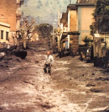 Υλικά ηφαιστειακής τέφρας ρευστοποιήθηκαν στις πλαγιές των λόφων της πόλης Sarno της Ιταλίας ύστερα από έντονες βροχοπτώσεις.