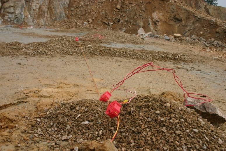 Στη συνέχεια μεταφέρονται τα δεδομένα στον πυροδοτικό μηχανισμό χρησιμοποιώντας ένα ειδικό καλώδιο.