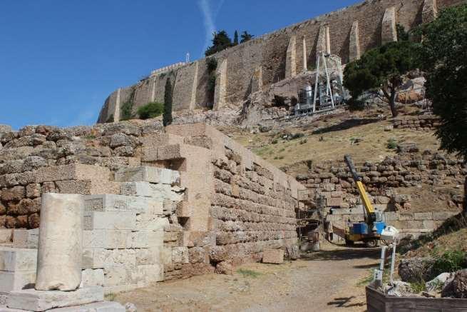 κατέδειξε υψηλότερες στάθμες στις δυτικές απολήξεις τους προς το κοίλο, ενώ χαμηλότερες στις ανατολικές, όμοιες με αυτές του αναλήμματος.