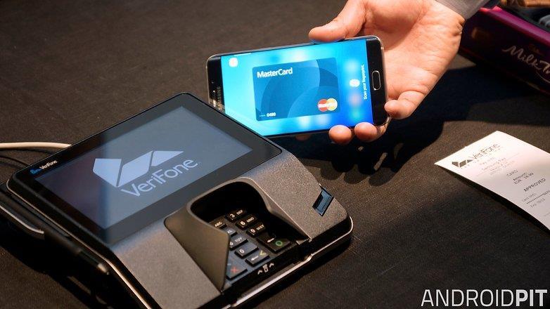τεχνολογία και έχοντας ανοίξει κάποια εφαρμογή για ηλεκτρονικές πληρωμές (ηλεκτρονικό πορτοφόλι) το πλησιάζει στο μηχάνημα POS που διαθέτει η επιχείρηση και υποστηρίζει και αυτό την τεχνολογία NFC.