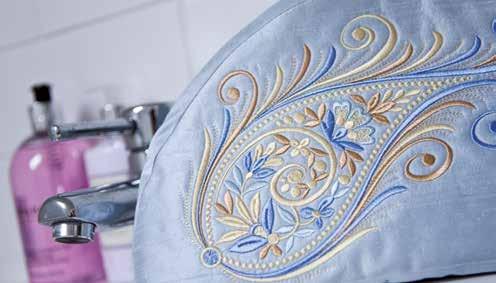 Ενσωματωμένες γραμματοσειρές Εύκολα περάσματα κλωστών Το προηγμένο αυτόματο σύστημα περάσματος κλωστής στη βελόνα, γίνετε με το πάτημα ενός κουμπιού.