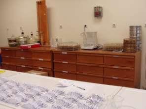 Φυγόκεντρο συσκευή προσδιορισμού CaCO 3 Συσκευή προσδιορισμού οργανικού υλικού Φασματοφωτόμετρο τύπου Hack 2000 Ηλεκτρονικά Ph-μετρα Αλμυρόμετρα Οξυγονόμετρα Θερμόμετρα Σύστημα προσδιορισμού πορώδους