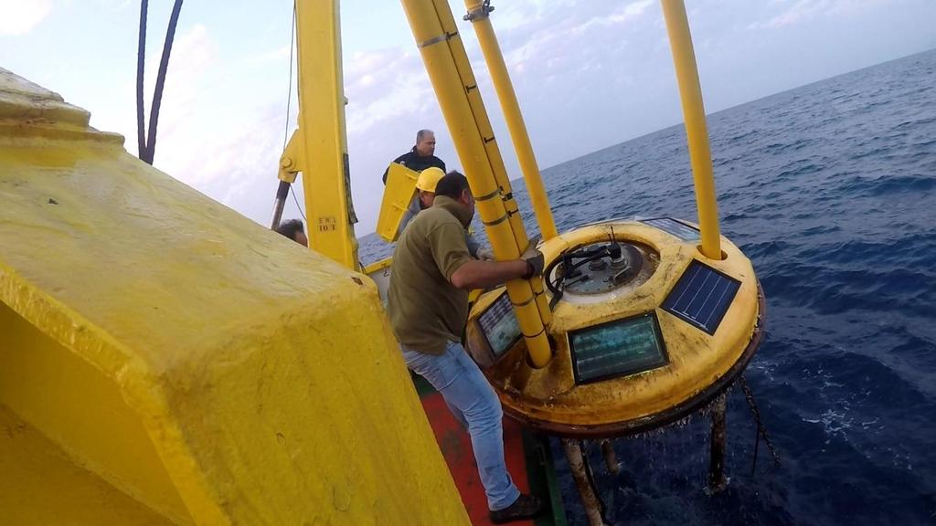 Εικόνα 29. Ανέλκυση της σημαδούρας από τη θέση Τρυπητή. Στη συνέχεια το ωκεανογραφικό έβαλε πορεία προς τη θέση E1M3A προκειμένου να γίνει η ανάσυρση και της σημαδούρας εκεί.