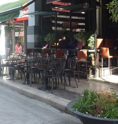 Η προσβασιμότητα του κέντρου της Πάτρας Πεζόδρομος Ρήγα Φεραίου: Οι καφετέριες με τα τραπέζια και τις καρέκλες καταλαμβάνουν μεγάλα τμήματα των