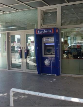 Η προσβασιμότητα του κέντρου της Πάτρας Τράπεζες-ATM Μηχάνημα αυτόματης ανάληψης (ATM) με επίπεδη ανεμπόδιστη πρόσβαση και κατάλληλο ύψος και για
