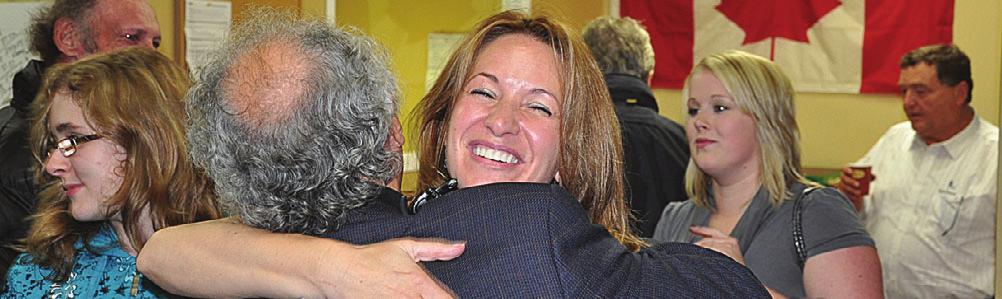 Η νεοεκλεγμένη Michelle Berardinetti αγκαλιάζει τον κ.
