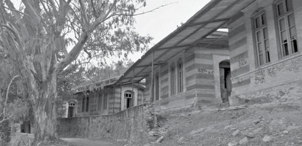 Κι έτσι καθώς φέτος κλείνει 60 χρόνια στη λήθη, καλόν είναι καμιά φορά να γιορτάζει κανείς ακριβώς αυτή την αχρησία Περιδιαβάζεις τα σιωπηλά οικήματα, σκοντάφτεις σε άδεια μπουκάλια από φάρμακα και