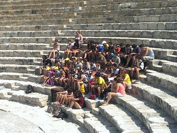 Αν και τα κρυστάλλινα νερά φώναζαν για να δροσίσουν είχε πια μεσημεριάσει και το γεύμα φάνταζε μεγαλύτερη απόλαυση! Παιχνίδι ένα βράδυ, ξαφνικά εμφανίστηκε η Jasmine.