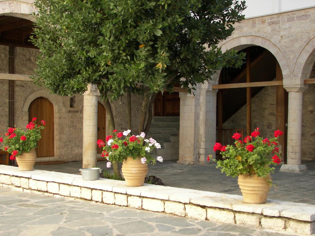 Το Πανεπιστήμιο Ιωαννίνων Το Πανεπιστήμιο Ιωαννίνων ιδρύθηκε το 1964 και λειτουργεί ως ανεξάρτητο Ανώτατο Εκπαιδευτικό Ίδρυμα από το 1970. Σήμερα είναι εγκαταστημένο σε μία έκταση 3.