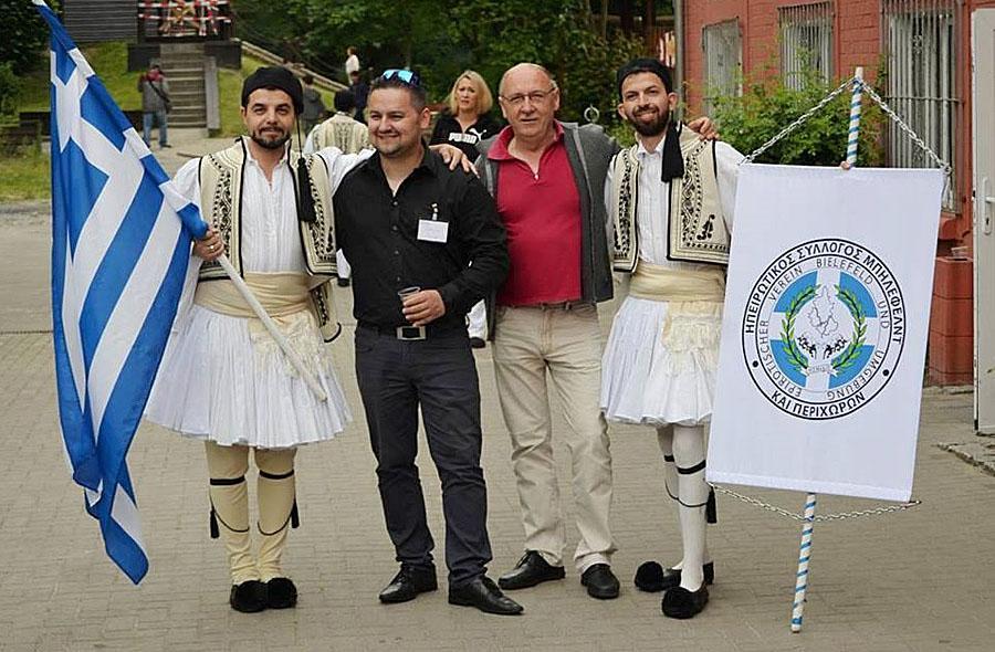 Ο Ηπειρώτικος Σύλλογος Bielefeld, ευχαριστεί θερμά την Ελληνική Κοινότητα Agora της πόλης του Castrop-Rauxel για τη θερμή υποδοχή και για την φιλοξενία.