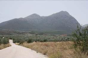 Οι αποθέσεις του Καρυώτικου ρέματος (στικτή κόκκινη γραμμή ) στη θέση Άγιοι Θεόδωροι και όψη προς τα νότια (δεξιά).