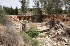Άποψη του οικισμού της Λυρκείας και της θέσης Αγ. Νικόλαος με τη χαρακτηριστική ταπείνωση του αναγλύφου, κοιτώντας προ τα κατάντη (αριστερά).