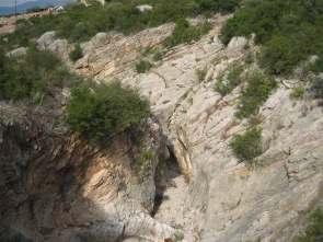 Η λοφώδης καλλιεργήσιμη περιοχή νότια του Μερκουρίου, αποτελούμενη από το μεταμορφωμένο υπόβαθρο της ενότητας Φυλλιτών Χαλαζιτών. Εικόνα 2.25.
