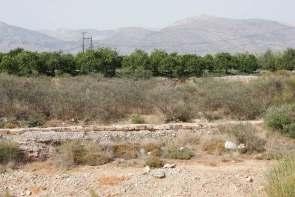 . Εικόνα 2.28. Τμήμα με διασταυρούμενες κοίτες στα κατακόρυφα πρανή της κοίτης του Ξεριά στη θέση Αεροδρόμιο (αριστερά).