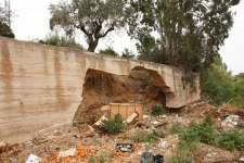 αποκτά μεγαλύτερη ποσότητα νερού και δημιουργεί διαβρώσεις στην κοίτη, καθώς και σε τεχνικά έργα της κύριας διώρυγας του αρδευτικού δικτύου της υποθαλάσσιας πηγής Κιβερίου (Ανάβαλος) (Εικ. 2.34).