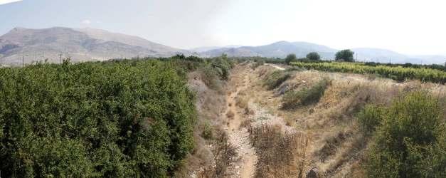 Η κοίτη του Μπερμπαδιώτη μετά την έξοδο της από το φαράγγι Κλεισούρα. (στη διασταύρωση με το δρόμο των αρχαιοτήτων Μυκήνες Επίδαυρος). 2.2.4.