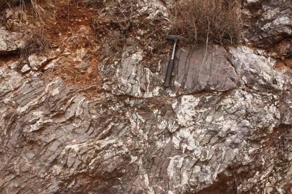 Παρουσιάζονται πολυπτυχωμένοι τόσο σε μεσοσκοπική όσο και σε μακροσκοπική κλίμακα, με πολύ κλειστές έως κλειστές πτυχές, κατά θέσεις ρηγματωμένοι και αποτελούνται από εναλλαγές πλακωδών,