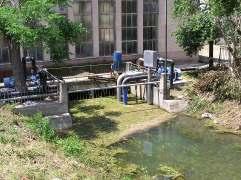 Εικόνα 2.60. Άποψη της ποσότητας νερού που εκφορτίζεται στην πηγή της Λέρνης στις 22-05- 2008. Διακρίνονται οι εγκαταστάσεις για την άντληση νερού για την ύδρευση του Ναυπλίου και του Άργους.