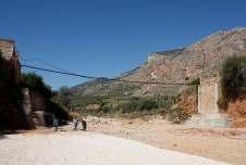 στα ορεινά, στο ανάντη τμήμα της γέφυρας της επαρχιακής οδού Άργους Κορίνθου (περιοχή «Νησίδας»), ενώ στην συνέχεια φωτογραφικό