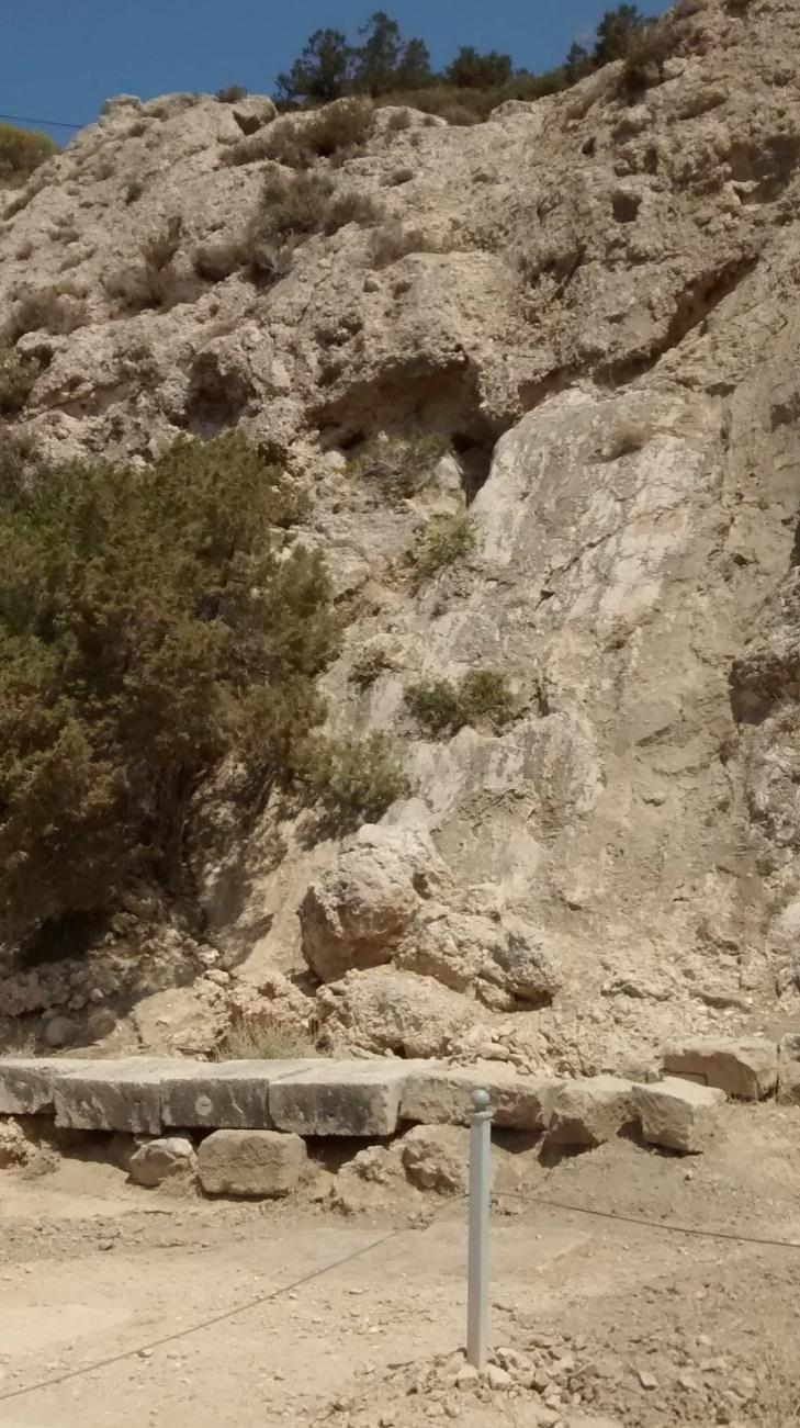ΡΗΓΜΑ ΗΡΑΙΟΥ Πρόκειται για ένα χερσαίο ρήγμα που βρίσκεται στην περιοχή του αρχαιολογικού χώρου Ηραίον.