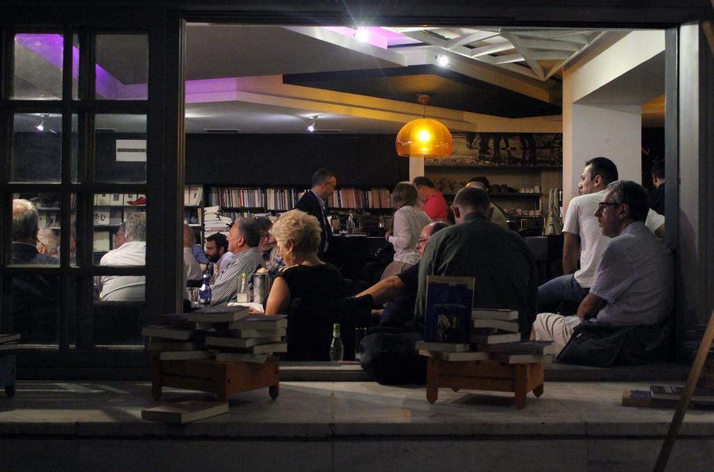 Κατάμεστη η αίθουσα κατά την παρουσίαση του βιβλίου με τους άνδρες να υπερτερούν αριθμητικά στο ακροατήριο Το καλοκαίρι του 74 ήταν «τομή στο είναι μας» παρατήρησε ο εκδότης, ο οποίος αφιέρωσε την