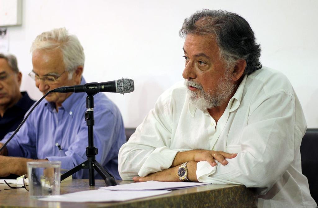 Αριστερά ο ομότιμος καθηγητής Δημήτρης Ψυχογιός και δεξιά ο πρώην υπουργός Γιάννης Πανούσης Η περίφημη ερωμένη Κλαίρη στο πρόσωπο της οποίας ο συγγραφέας συμπύκνωσε στοιχεία και χαρακτηριστικά