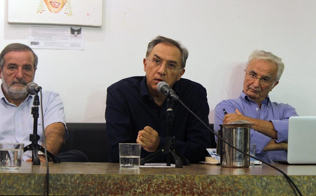 Ο συγγραφέας του βιβλίου Δημήτρης Κατσαντώνης ανάμεσα στον εκδότη του Επίκεντρου Πέτρο Παπασαραντόπουλο (αριστερά) και τον Δημήτρη Ψυχογιό Θραύσματα τέτοιων εικόνων που προφανώς αποτελούν παράλληλα