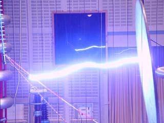7: Αριστερά: Αυθόρμητες ισχυρές ηλεκτρικές εκκενώσεις ( MVolts).