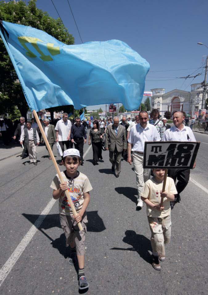 RAHVUSLIKUD SÜMBOLID Krimmitatarlaste rahvuslipul on helesinisel taustal vasemal ülanurgas kollane taraq tamğa kujutis.