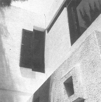 επίπεδο όροφος - αναπτύσσονται τα υπνοδωμάτια. Τα σχέδια της μονοκατοικίας, όπως παρουσιάζονται στην άσκηση, έχουν υποστεί αλλαγές σε σχέση με τα αρχικά.