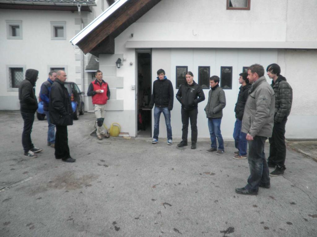 Slika 19: Andrej Pečjak in skupina iz projekta Električni Smart 13 LITERATURA IN VIRI 1. Andrej Pečjak: Električna mobilnost v praksi 2. http://agencija-esa.