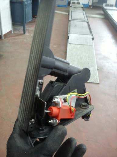 Ko smo končali z izdelavo nosilca smo lahko na vozilo namestili še predelano stopalko za plin, katera je imela še vgrajen potenciometer.