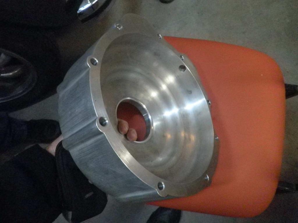 ADAPTERSKA PLOŠČA Motor navadno vgradimo preko adapterske plošče na menjalnik in uporabimo pri tem kar vztrajnik in sklopko vozila, ki ga predelujemo.