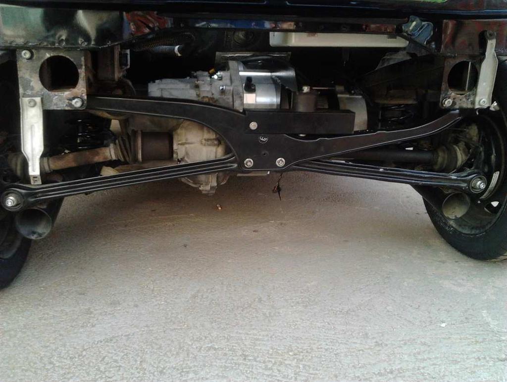 obratov električnega motorja. Njegova najvišja hitrost je okoli 100 km/h. Za tak pretvorbeni kit je potrebno odšteti skoraj 3.500 EUR. Slika 3: Zadnji del podvozja 3.