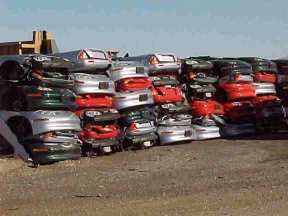 VIR:WWW.GM EV1.COM 5.5.2013 Slika 43: Zmečkana GM vozila VIR:WWW.GM EV1.COM Med letoma 1995 in 2005 so pri PSA Citroen Peugeot začeli razvijati avtomobil na električni pogon.