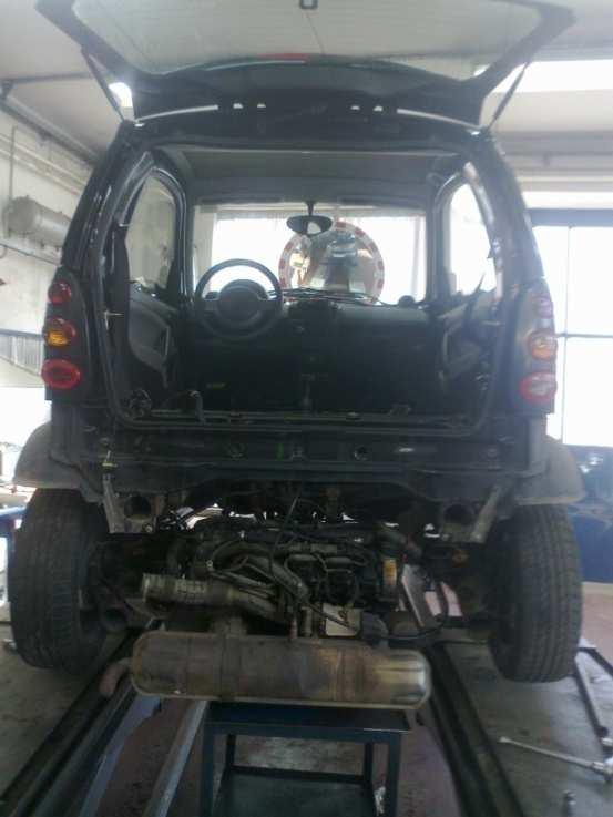 Na to sem pod motor podstavil voziček in dvigalo spustil tako, da se je motor naslonil na voziček. Odvil sem polgredi in nosilce motorja in menjalnika.