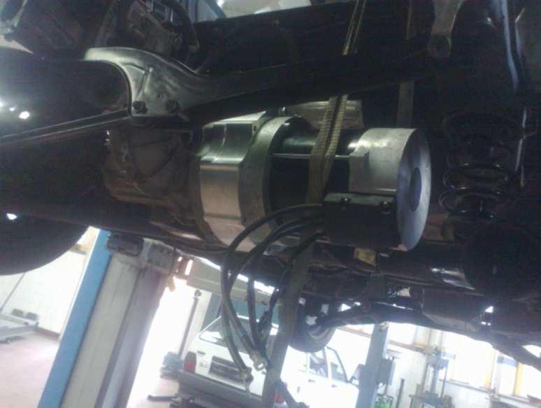 Slika 51: Smart na dvigalu med demontažo Otto motorja Nato sem ločil inštalacijo motorja od inštalacije menjalnika in ločil menjalnik od motorja tako sem odvil