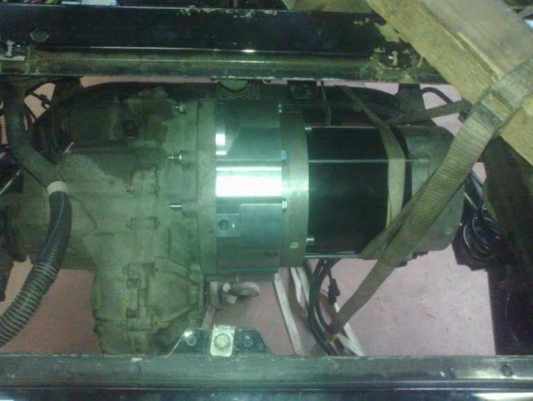 Slika 53: Motor na mestu, a še brez nosilca Motor, prirobnico in menjalnik sem samo obesil na vozilo. Pomagal sem si z vrvjo.