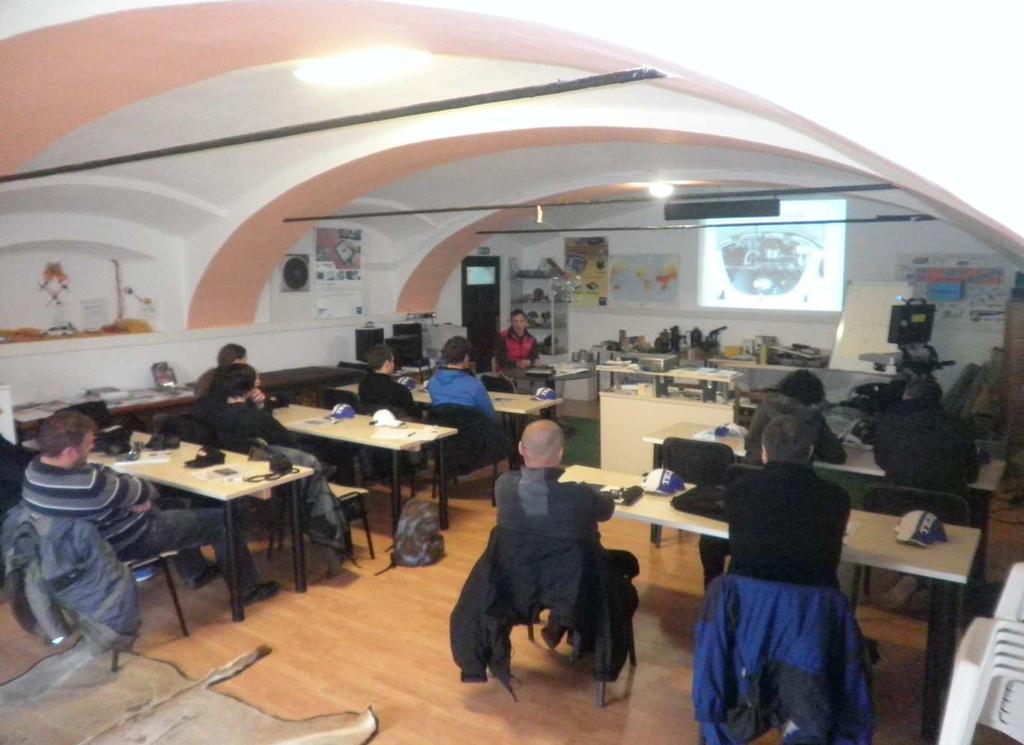 Slika 5: Izobraževanje pri Andreju Pečjaku Nato smo vozilo pripravili na vgradnjo električnega motorja, baterij in ostalih potrebnih komponent.