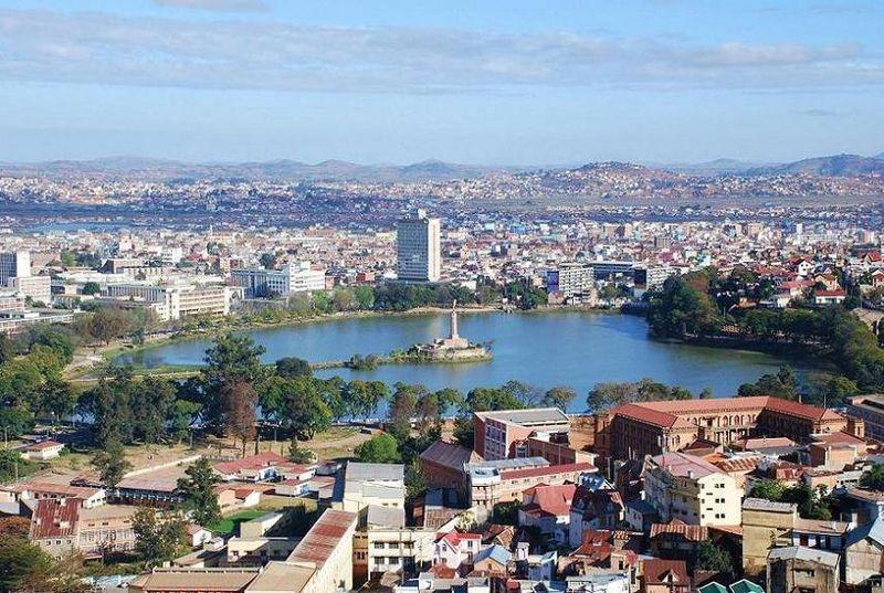 ΠΡΟΓΡΑΜΜΑ ΕΚΔΡΟΜΗΣ 1η ΗΜΕΡΑ: ΑΘΗΝΑ/ΘΕΣΣΑΛΟΝΙΚΗ - ΑΝΤΑΝΑΝΑΡΙΒΟ Συγκέντρωση στο αεροδρόμιο και πτήση μέσω ενδιάμεσου σταθμού για την πρωτεύουσα της Μαδαγασκάρης, την Ανταναναρίβο, πρώην Ταναναρίβη ή