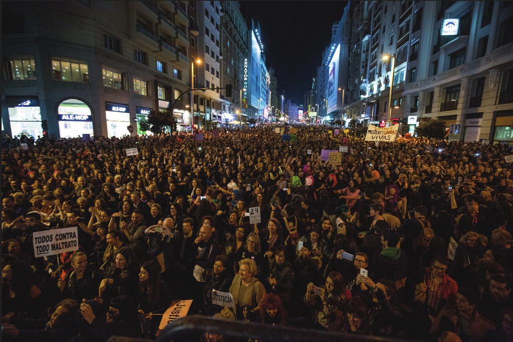 τις γυναίκες θύματα έμφυλης βίας με ομιλίες από συγγενείς και φίλες/ους θυμάτων.