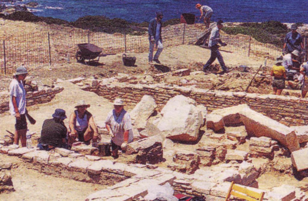φωτ. 2.4 Ομάδα αρχαιολόγων σε ανασκαφή στην Αντίπαρο.