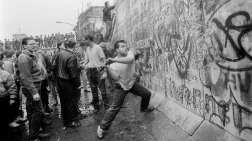 4. Κοινωνικές συνθήκες Το γκράφιτι και η τέχνη του δρόμου είναι αμφιλεγόμενα θέματα. Συνδέονται σε αρκετές περιπτώσεις με τις κοινωνικές και πολιτικές συνθήκες της περιόδου.