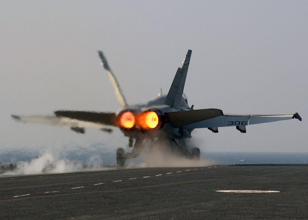 Βαθμός Απόδοσης Εισαγωγής και Προωθητικού Ακροφυσίου Ένα αεροσκάφος F/A-18 Hornet του Αμερικανικού Στρατού απογειώνεται με χρήση μετάκαυσης