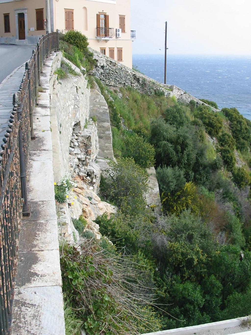Εικ.5.8. Άποψη μερικής αστοχίας του λιθόκτιστου τοιχίου. Διακρίνεται ο υποκείμενος σχηματισμός των μαρμάρων. ΤΕΥΧΟΣ ΠΡΟΤΕΙΝΟΜΕΝΩΝ ΕΡΓΩΝ 2. ΠΕΡΙΓΡΑΦΗ ΠΡΟΤΕΙΝΟΜΕΝΩΝ ΜΕΤΡΩΝ Μέτρα άμεσης προτεραιότητας 1.