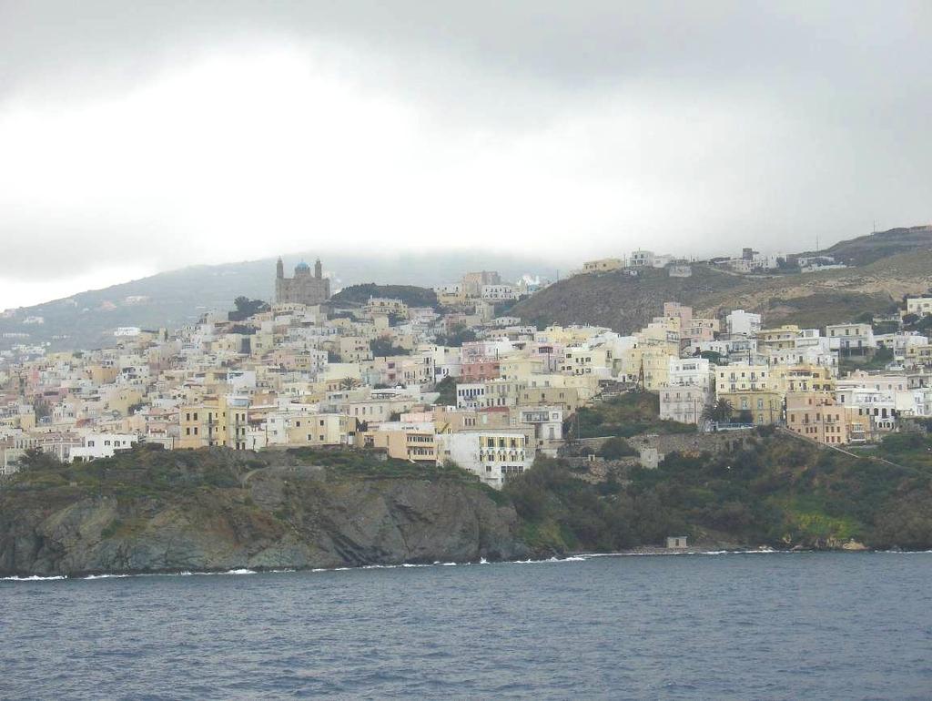 Ξενώνας Βουρλή Κτήριο αστυνομίας Τοίχος αντιστήριξης Εικ.2.4. Άποψη των απόκρημνων ακτών του ΝΑ άκρου της περιοχής. Σημειώνεται η θέση του κτηρίου της αστυνομίας και του Ξενώνα Βουρλή. (Σημ.