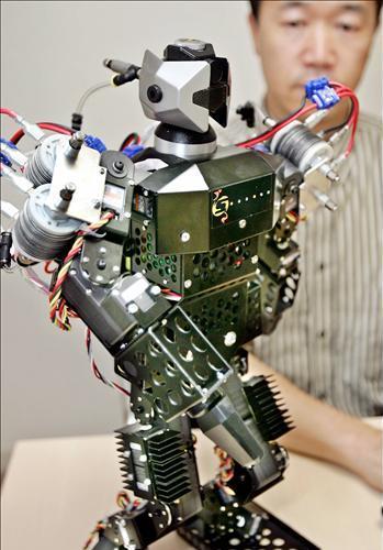 Εισαγωγή Τι είναι ρομπότ; Ένα ρομπότ είναι μια μηχανική συσκευή η οποία μπορεί να υποκαθιστά τον άνθρωπο σε διάφορες εργασίες.