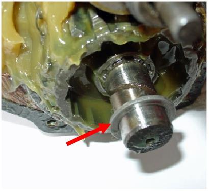 Προκειμένου να αφαιρεθεί το εσωτερικό καπάκι πρέπει να αποκολληθεί η φλάντζα που το συγκρατεί χτυπώντας το προσεκτικά με μια ματσόλα/πλαστικό σφυρί.